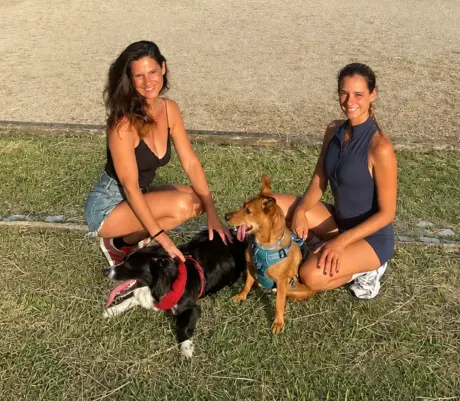 A Elisa e a Carolina com os seus cães
